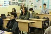 Сотрудники Госавтоинспекции города Кирово-Чепецка совместно с врачами скорой помощи провели урок по оказанию первой медицинской помощи пострадавшим в ДТП.